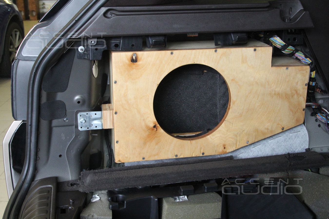 Сабвуфер Peerless XXLS-P835016 и его интеграция в RangeRover Sport