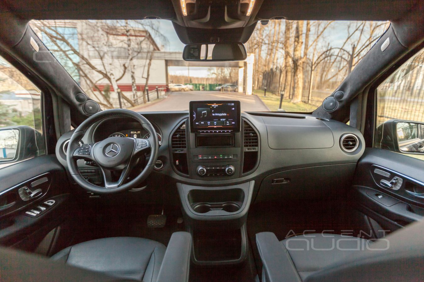 Установка акустики Helix в Mercedes-Benz Vito и подиумы под СЧ-ВЧ излучатели