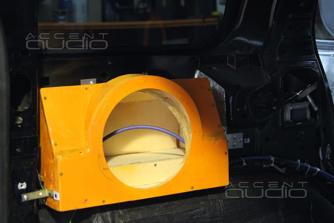 Сабвуфер стелс в левом крыле Hummer H3