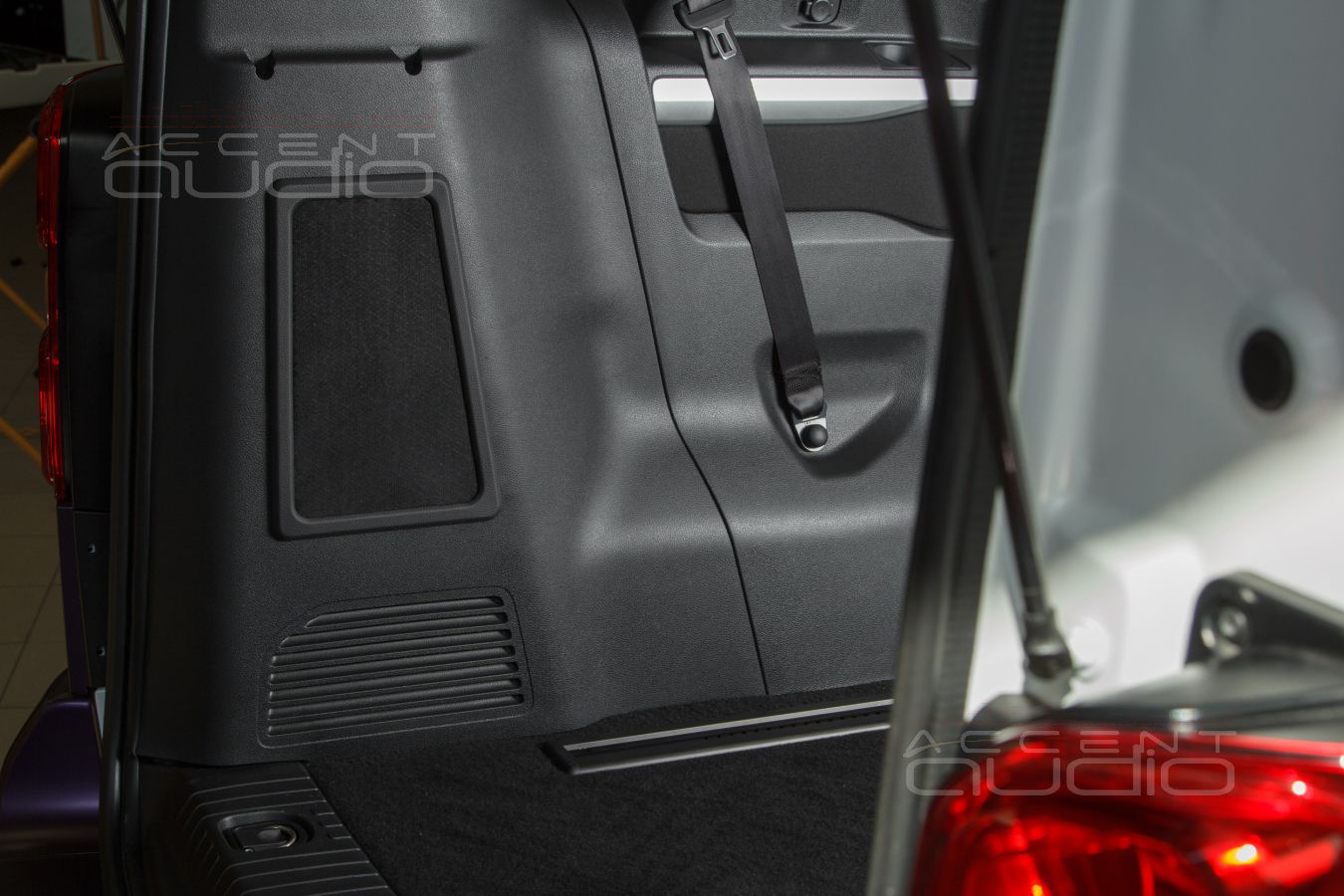 Полностью встроенный сабвуфер-стелс специально для Opel Zafira Life