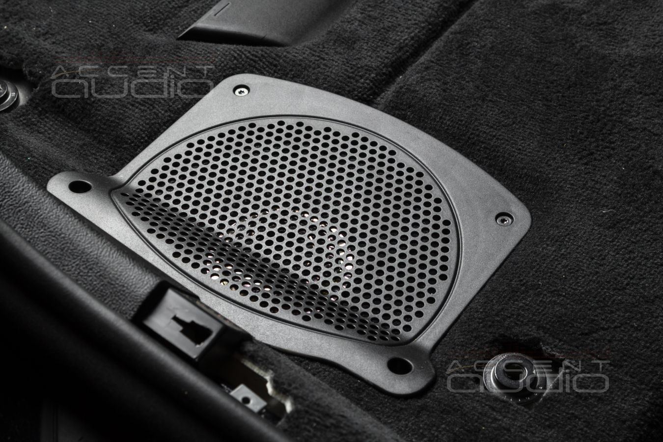 Штатная установка подсидельных вуферов Eton в BMW 540i