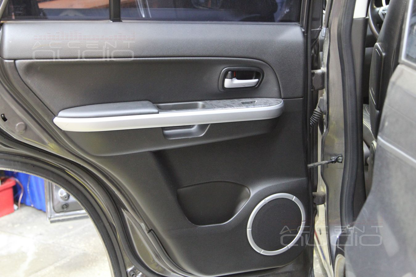 Шумоизоляция дверей и установка акустики в Suzuki Grand Vitara