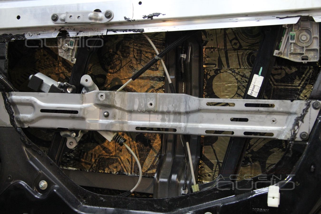 Шумоизоляция дверей Nissan GT-R в 3 слоя