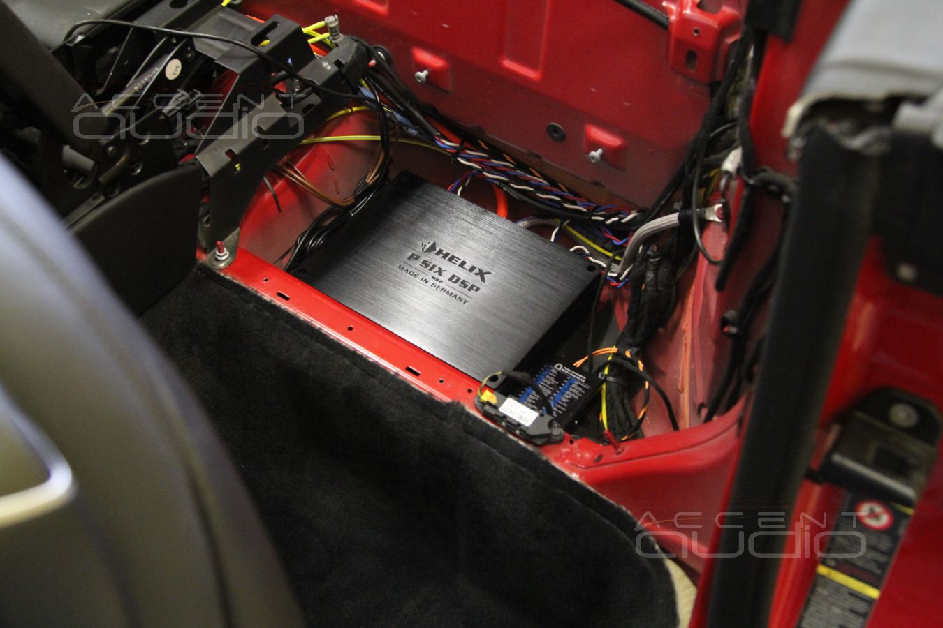 Установка усилителя в Mercedes-Benz SL350