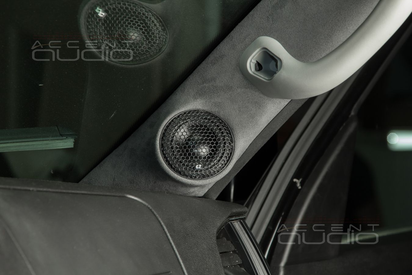 Широкополосные излучатели в стойках-подиумах УАЗ Патриот