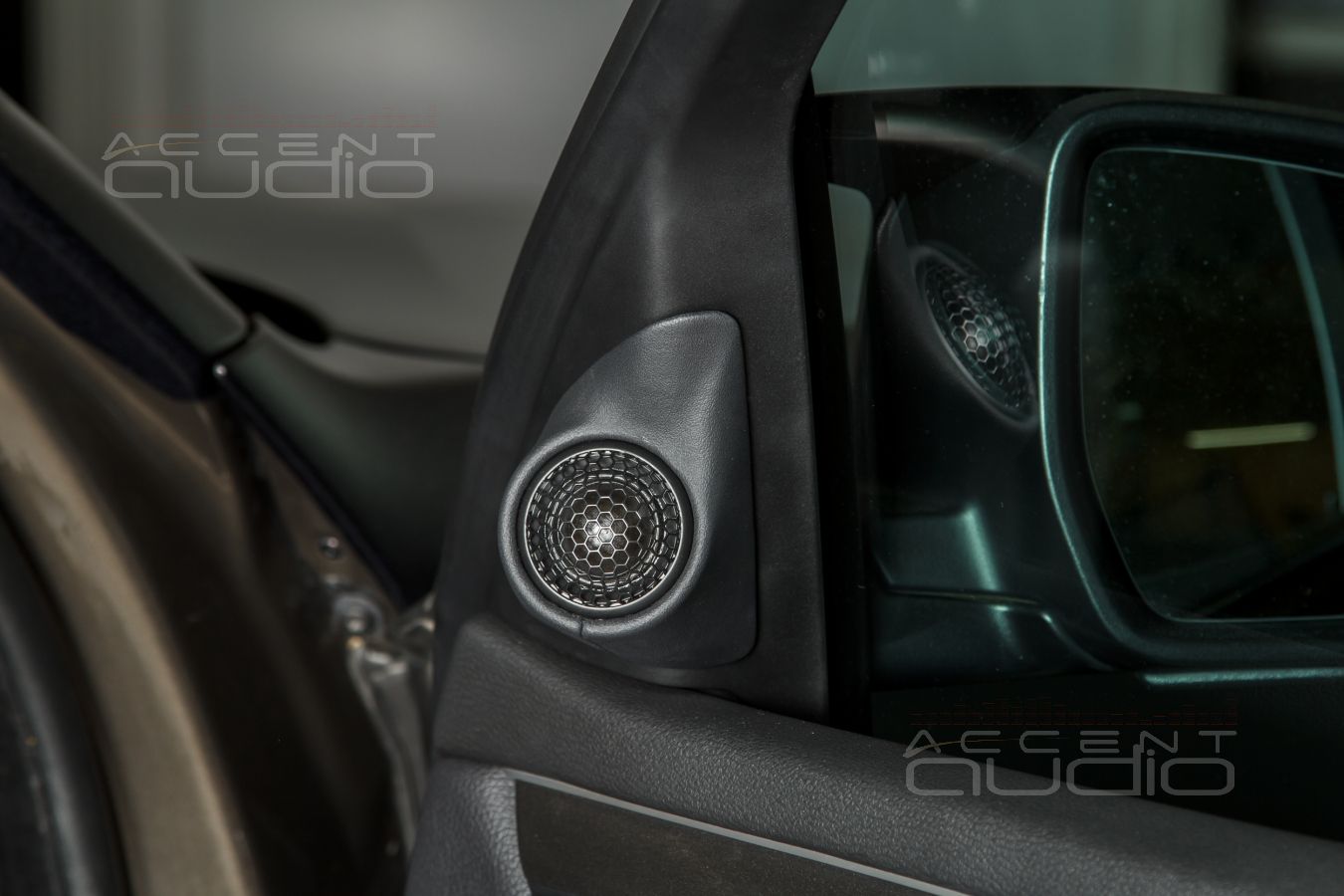 Комплект из двух подиумов для установки высокастотных излучателей в BMW X5 20XX-20XX.