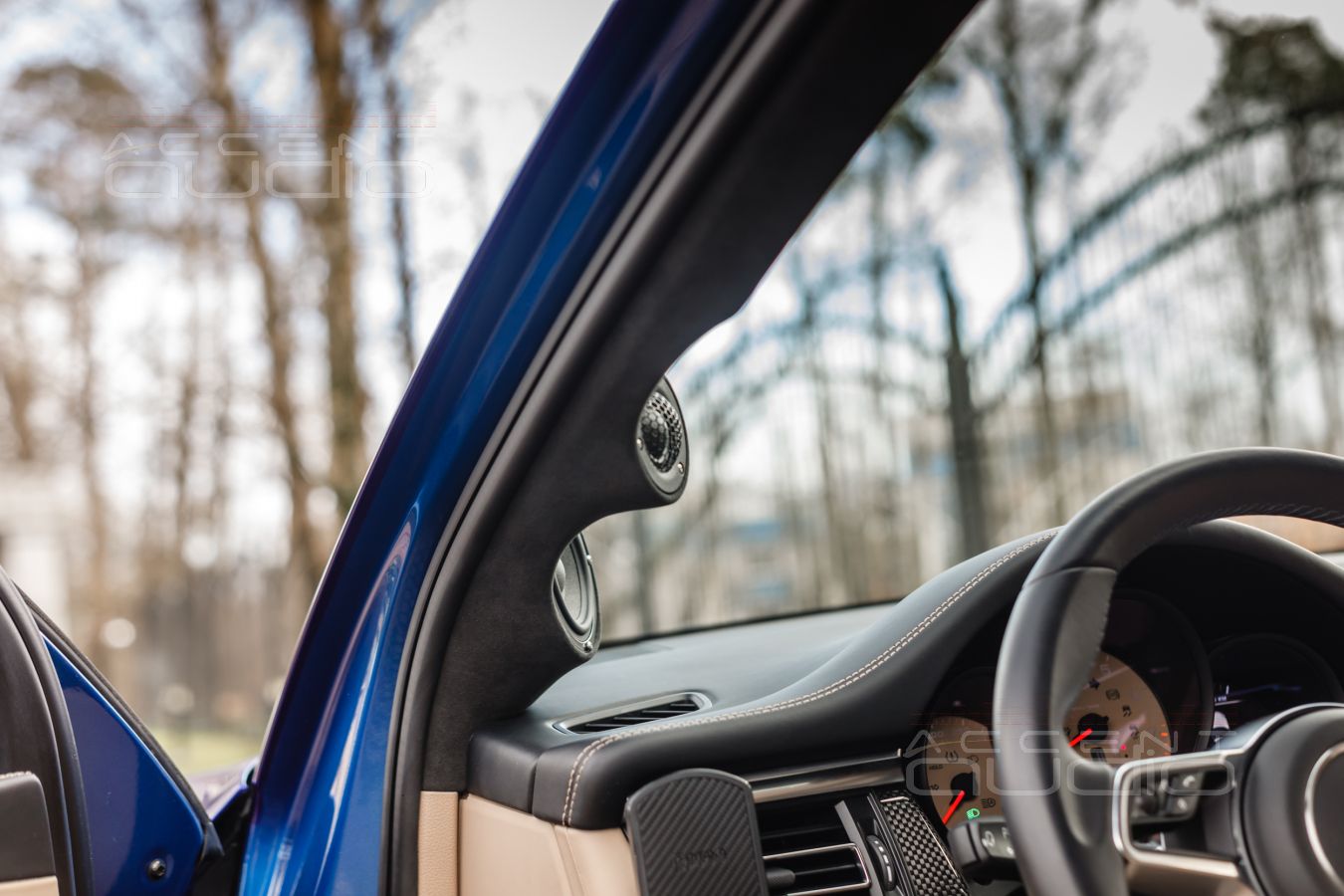 Подиумы для новых СЧ-ВЧ излучателей Brax и ScanSpeak для Porsche Macan