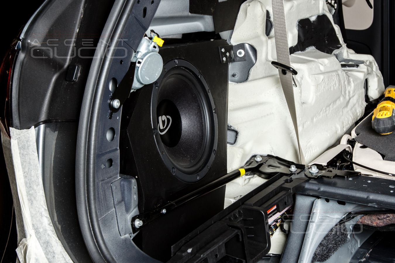 Немецкий сабвуфер Dego в штатном исполнении для Mercedes-Benz GLS 2020