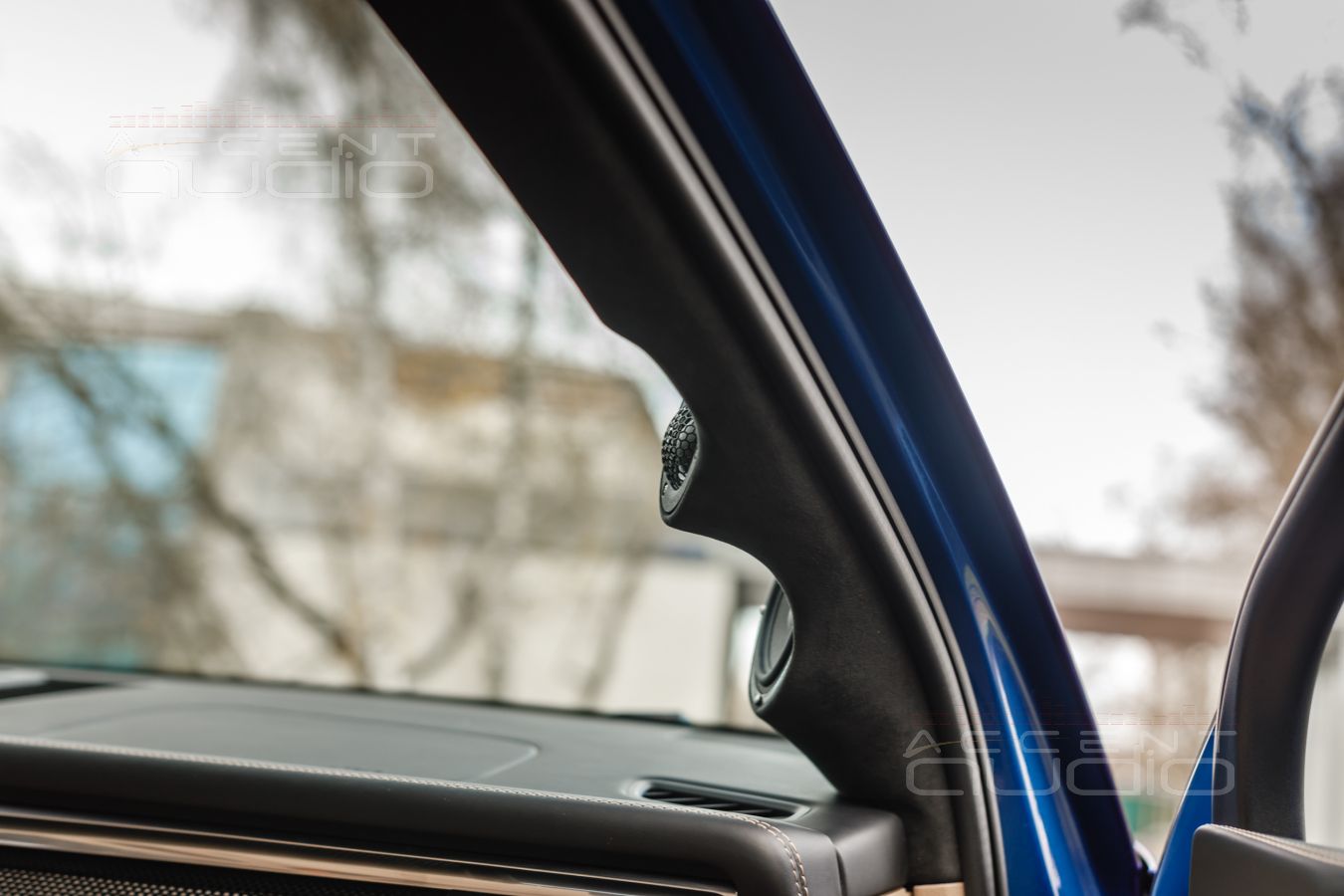 Подиумы для новых СЧ-ВЧ излучателей Brax и ScanSpeak для Porsche Macan