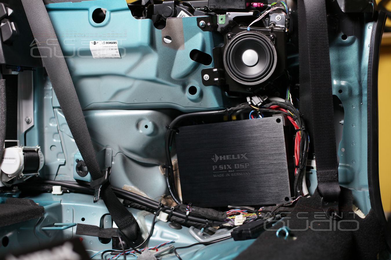 Скрытая установка процессорного усилителя Helix PSix в Mini Cooper S