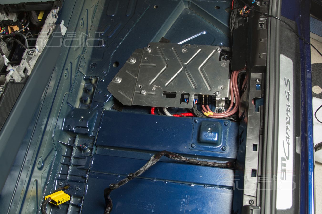 Штатный, заводской монтаж новых усилителей Helix в Porsche Carrera 911 S