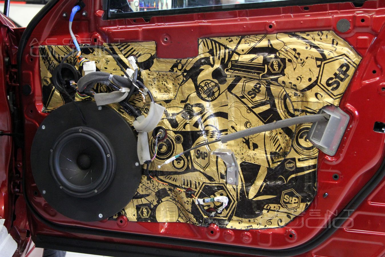 Установка мидбасовых динамиков ScanSpeak Revelator 18W/4531G00 в двери Infiniti Q50