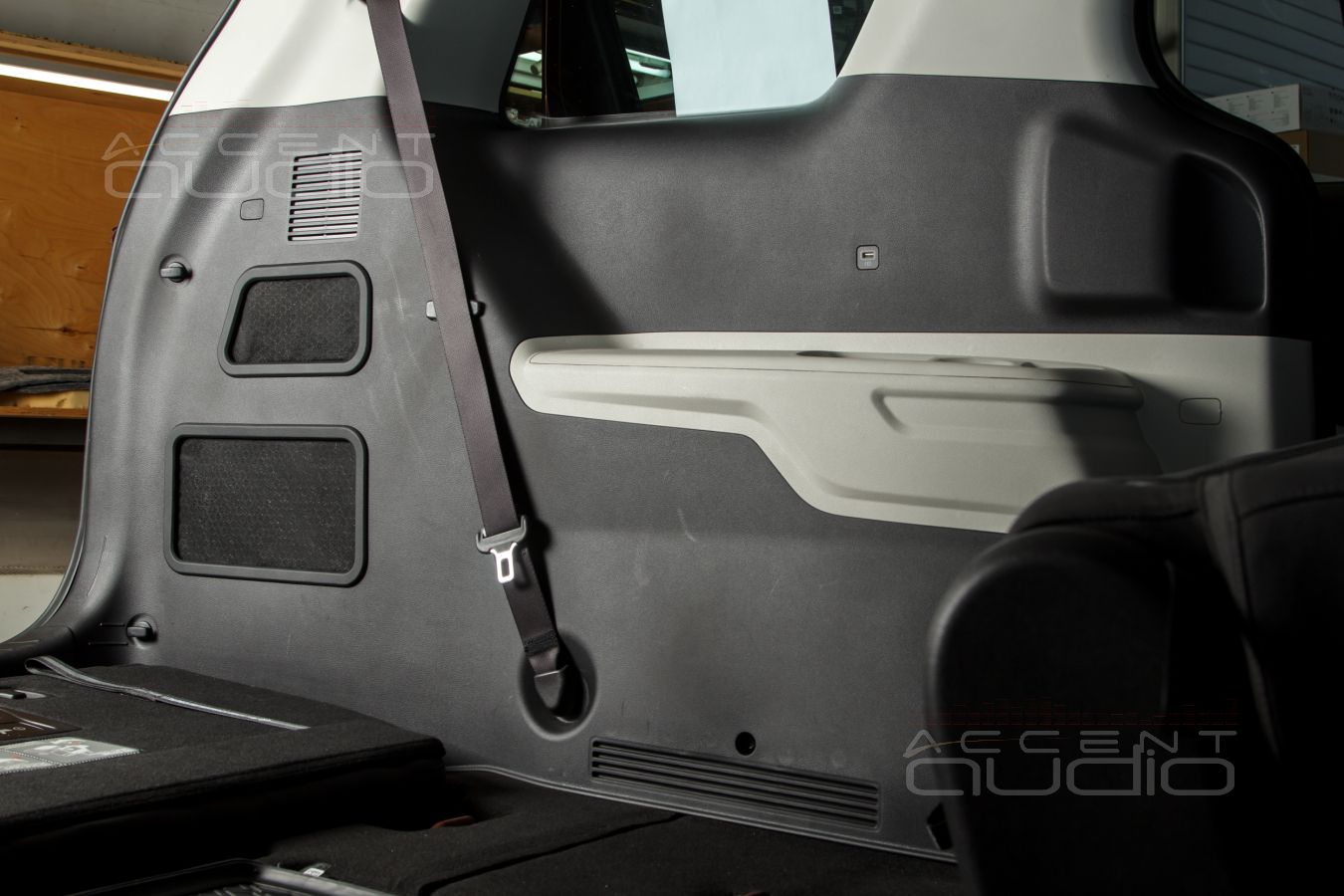 Полная интеграция = штатное решение: сабвуфер-стелс в Kia Carnival