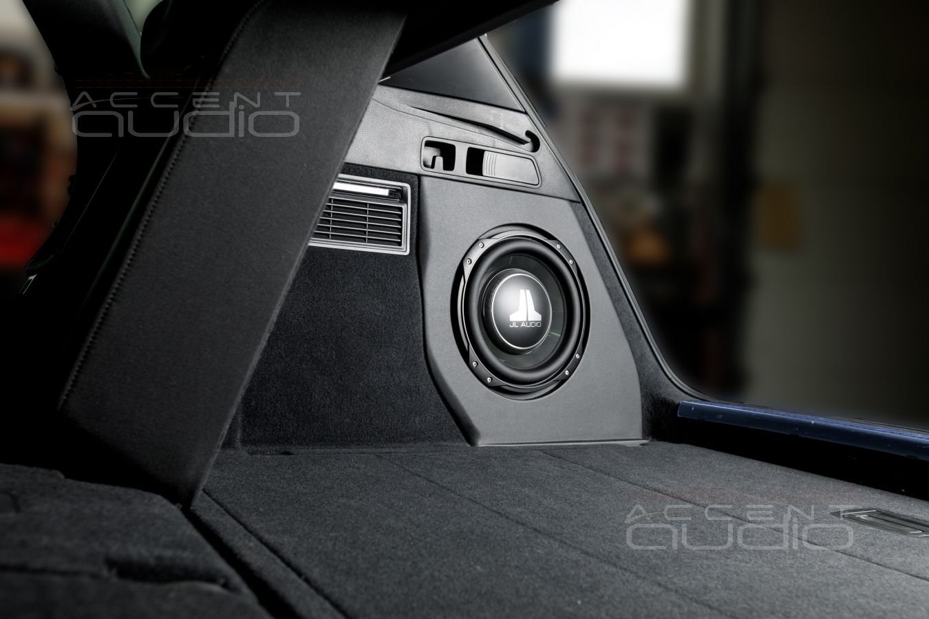 Настоящий американский бас, встроенный в крыло Audi Q5 ll: сабвуфер-стелс от Accent-Audio
