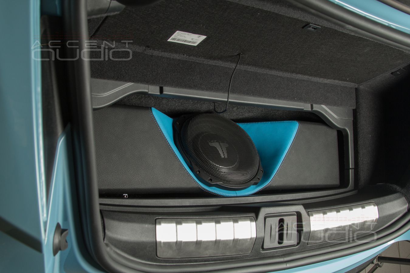 Знаменитый американский саб JLAudio TW3 в Porsche Taycan Turbo S – скрыто, но красиво