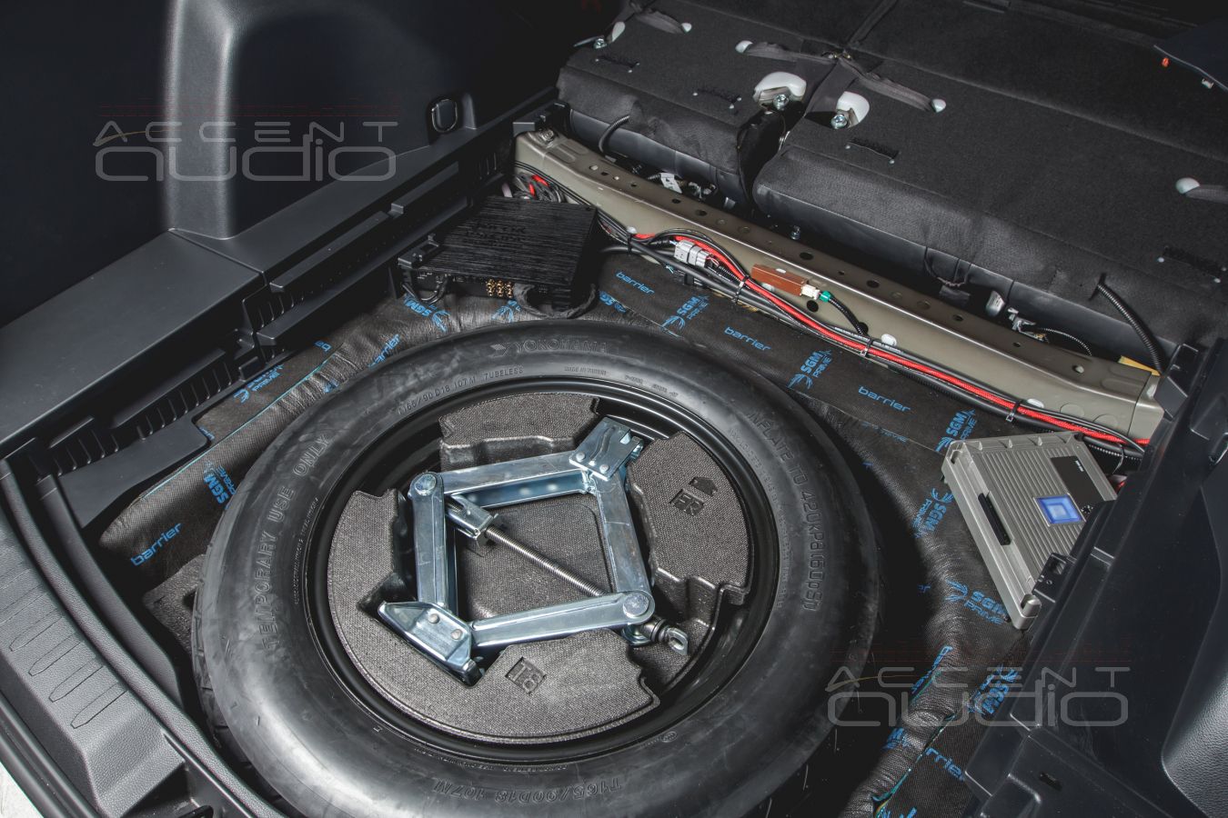 Установка усилителей Helix и Alpine в Toyota RAV4