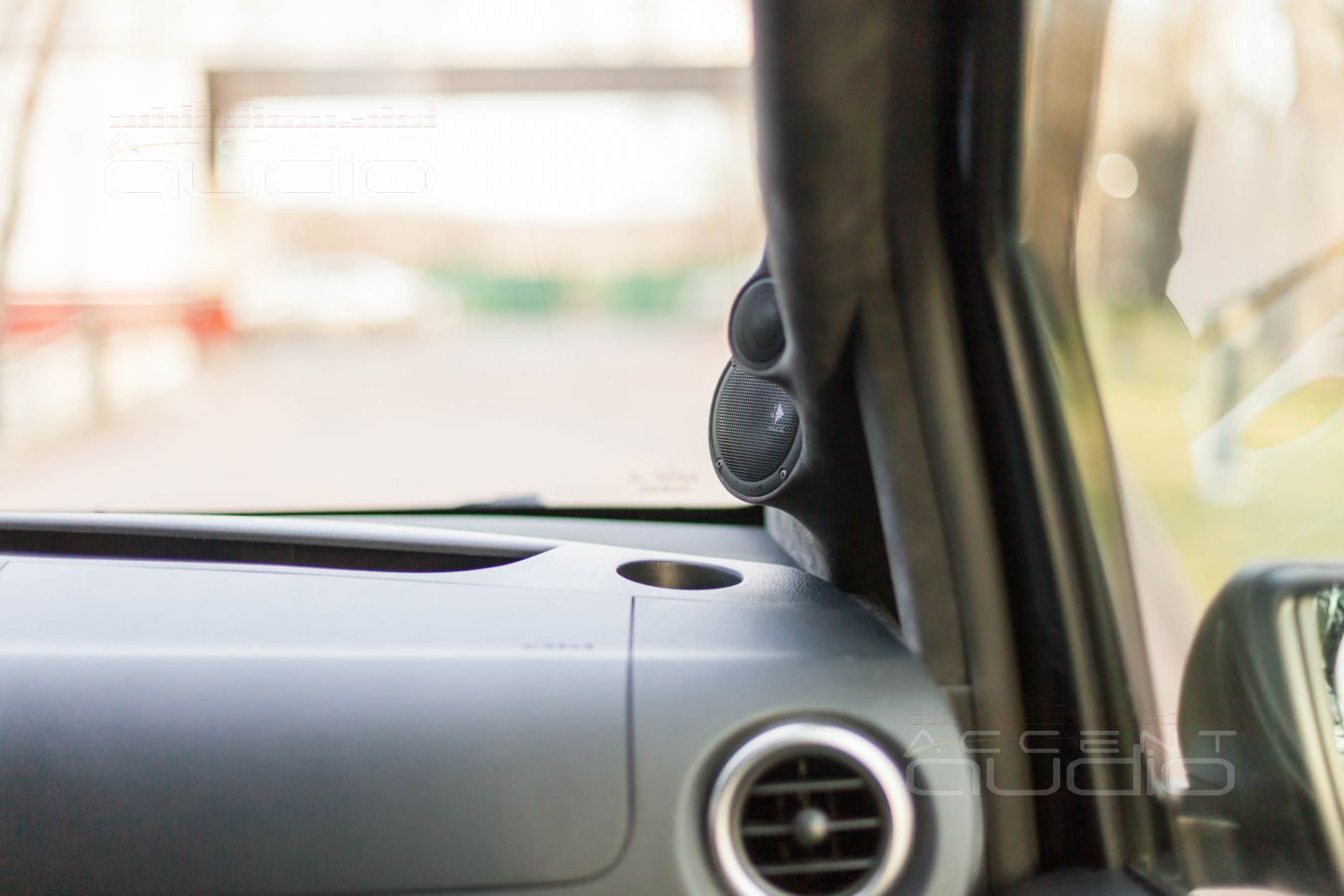 Установка акустики Helix в Mercedes-Benz Vito и подиумы под СЧ-ВЧ излучатели