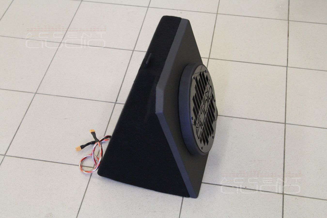 Сабвуфер не стелс, но встроенный