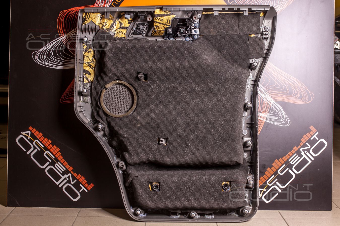 Особенности аудиоподготовки дверей Volkswagen Crafter и установка новых мидбасов SOAudio