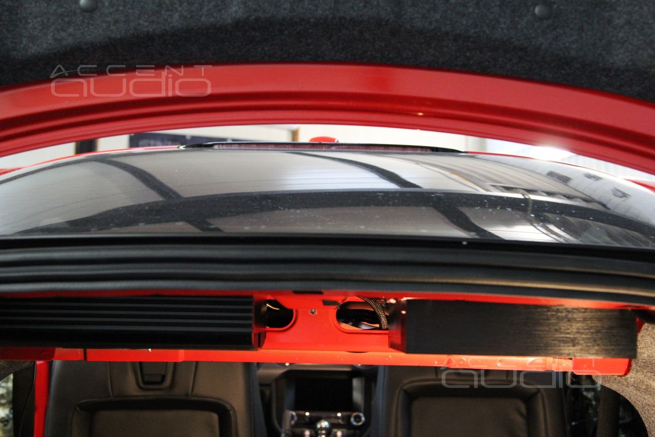 Процесс установки новой акустической системы Ford Mustang