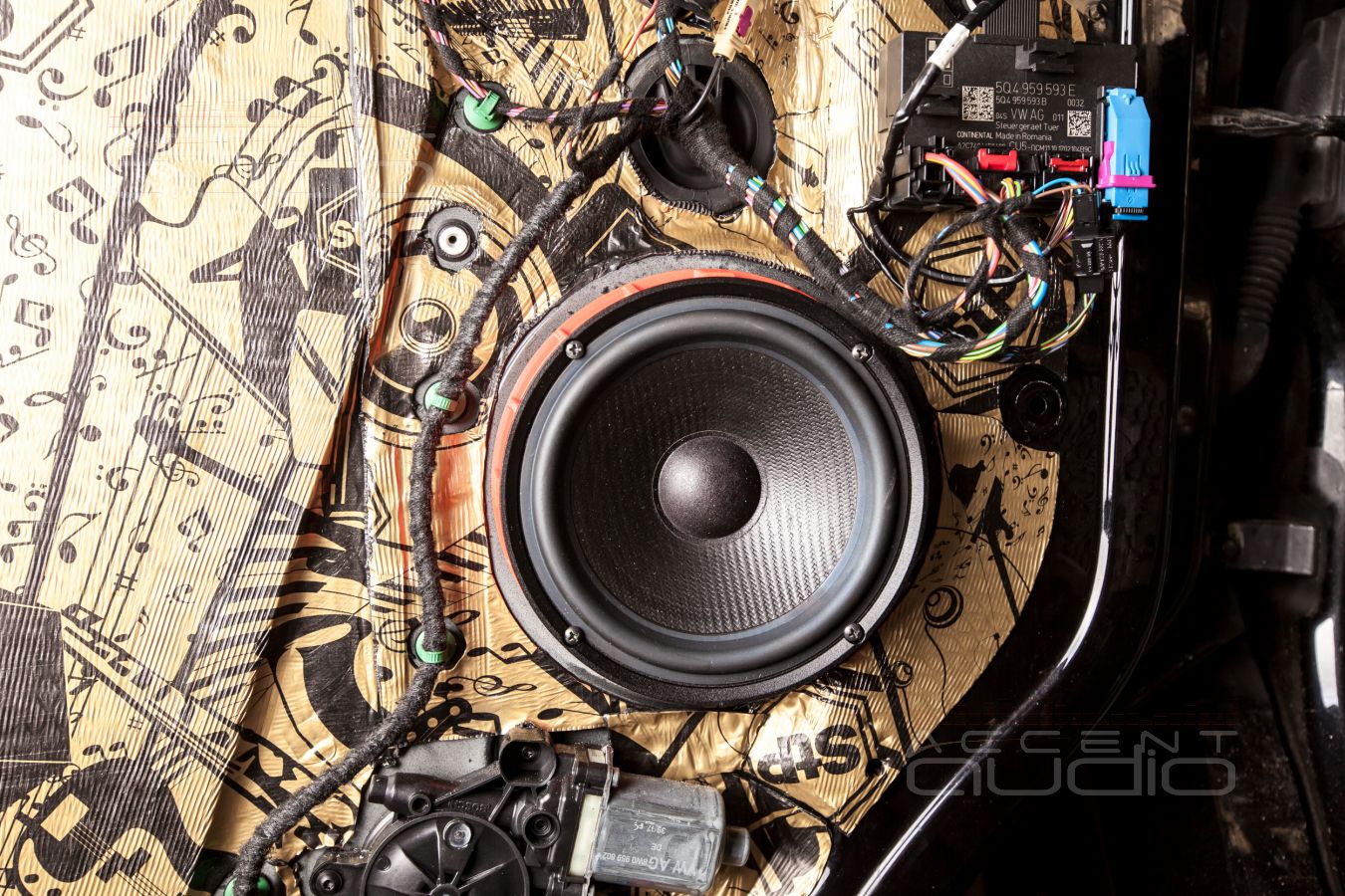 Особенности аудиоподготовки дверей Volkswagen Crafter и установка новых мидбасов SOAudio