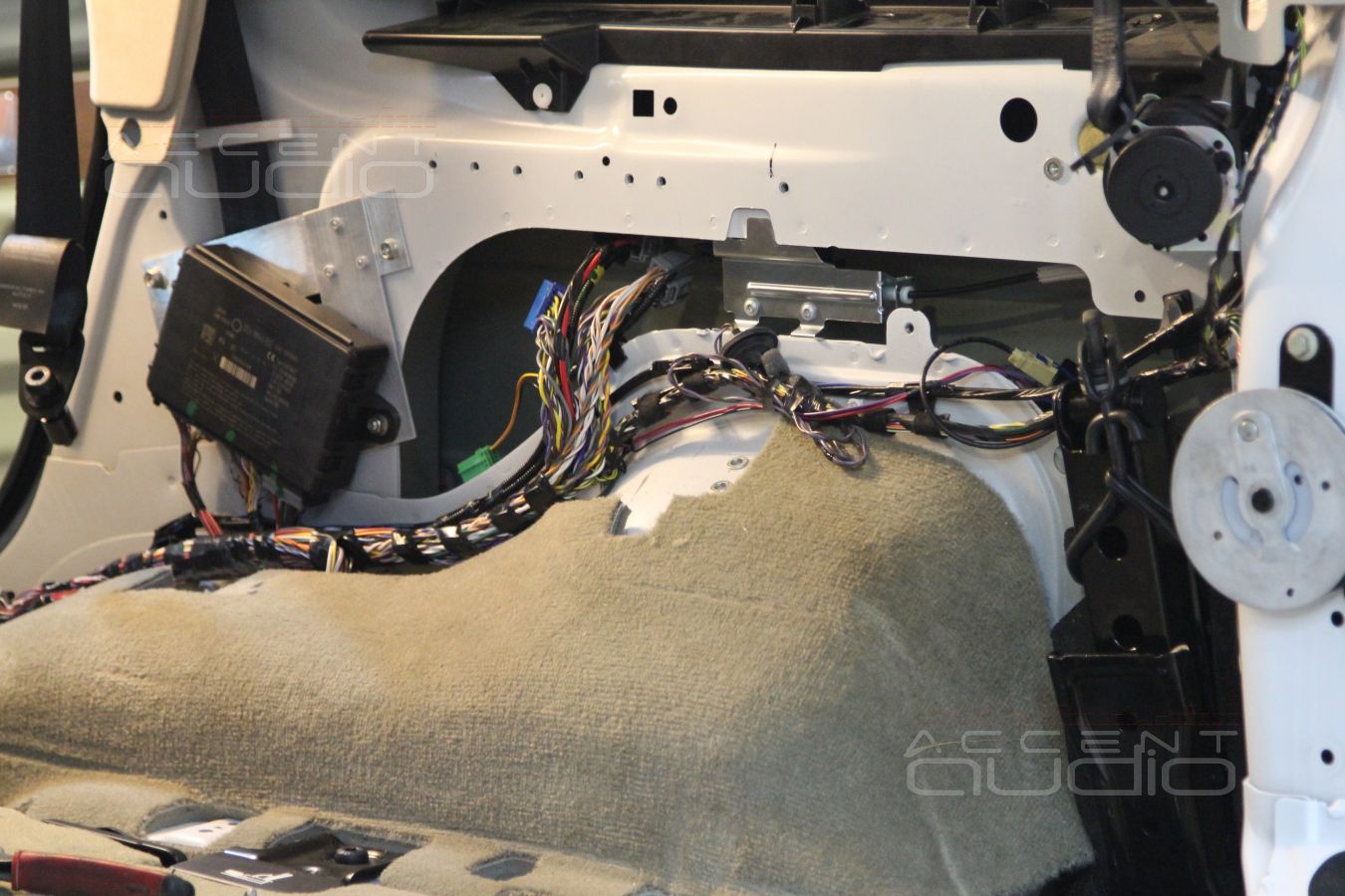 Установка усилителей E.O.S в Range Rover Discovery