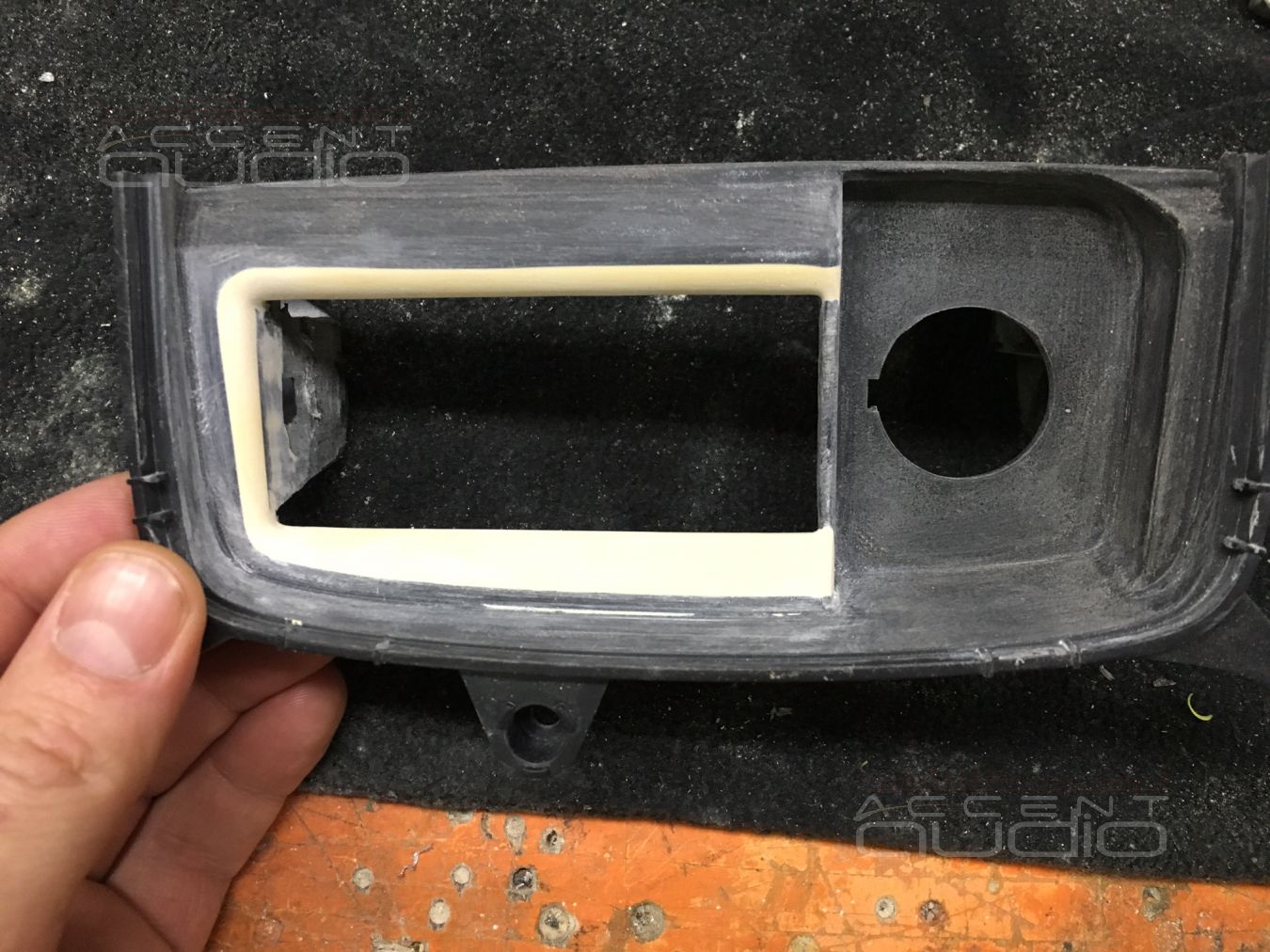 Установка управляющей панели Audison DRC вместо пепельницы Acura MDX