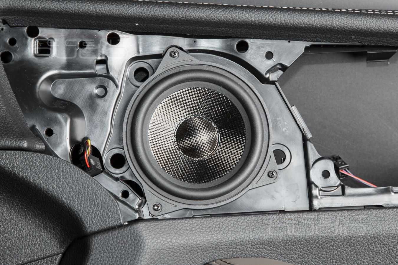 Штатная, скрытая установка среднечастотных динамиков Blam и AMP в Mercedes GLE