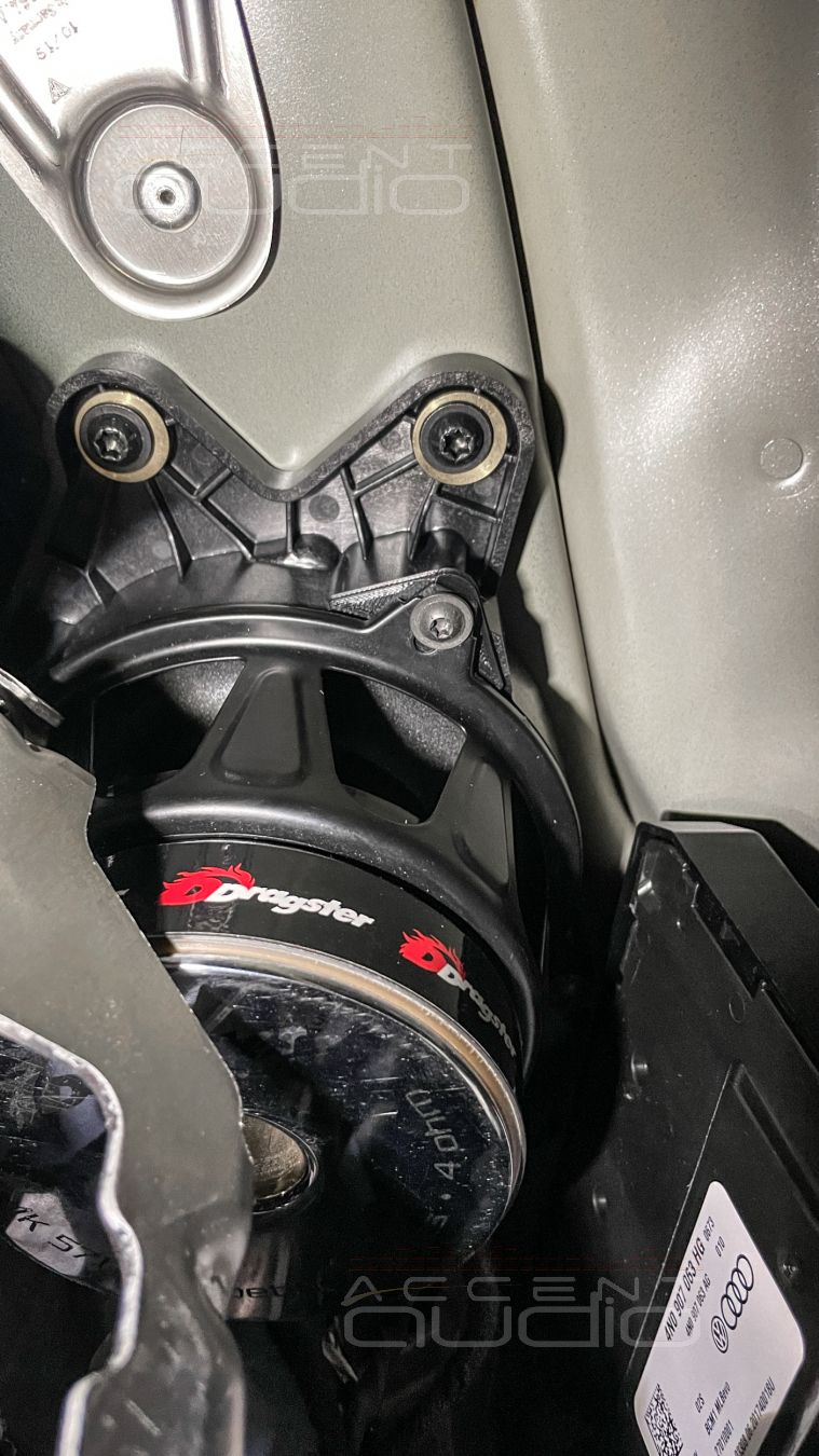 Сабвуфер в торпеде – штатное решение для Porsche 911