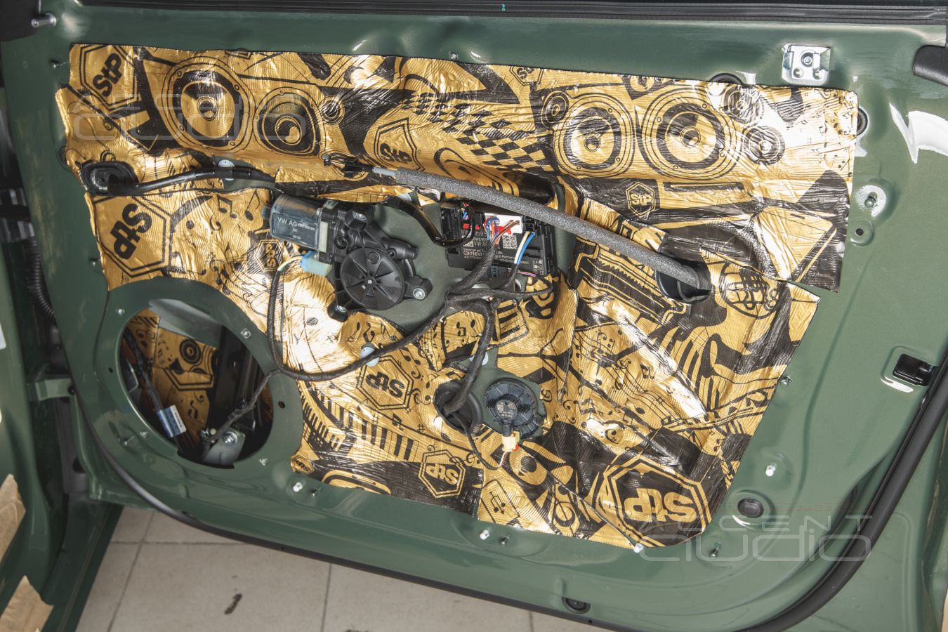 Аудиоподготовка дверей и установка новых мидбасов ESX VE6.2W mk2 в Audi A5