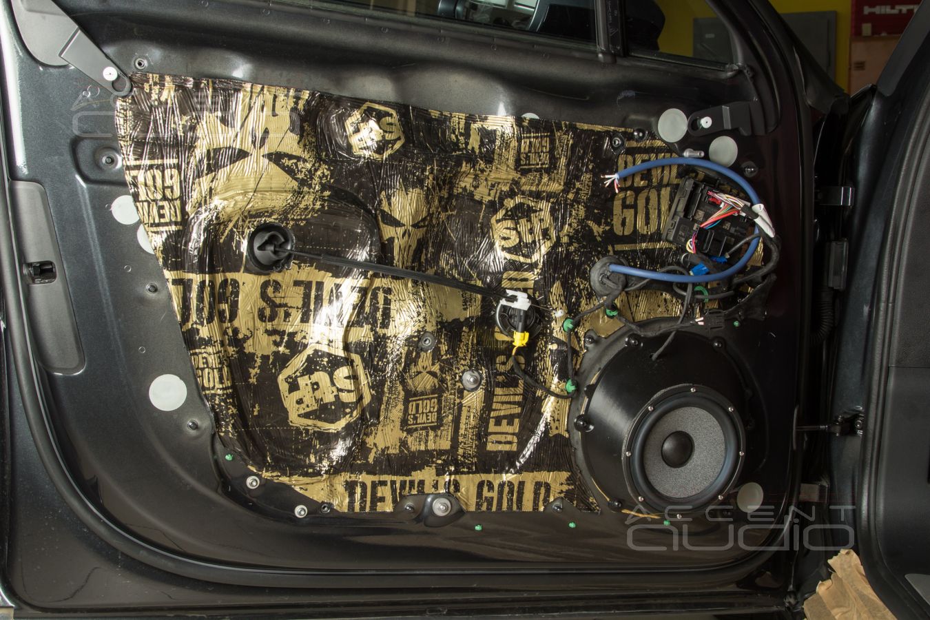 Установка мидбасовых Brax GL6 и аудиоподготовка дверей Porsche Panamera