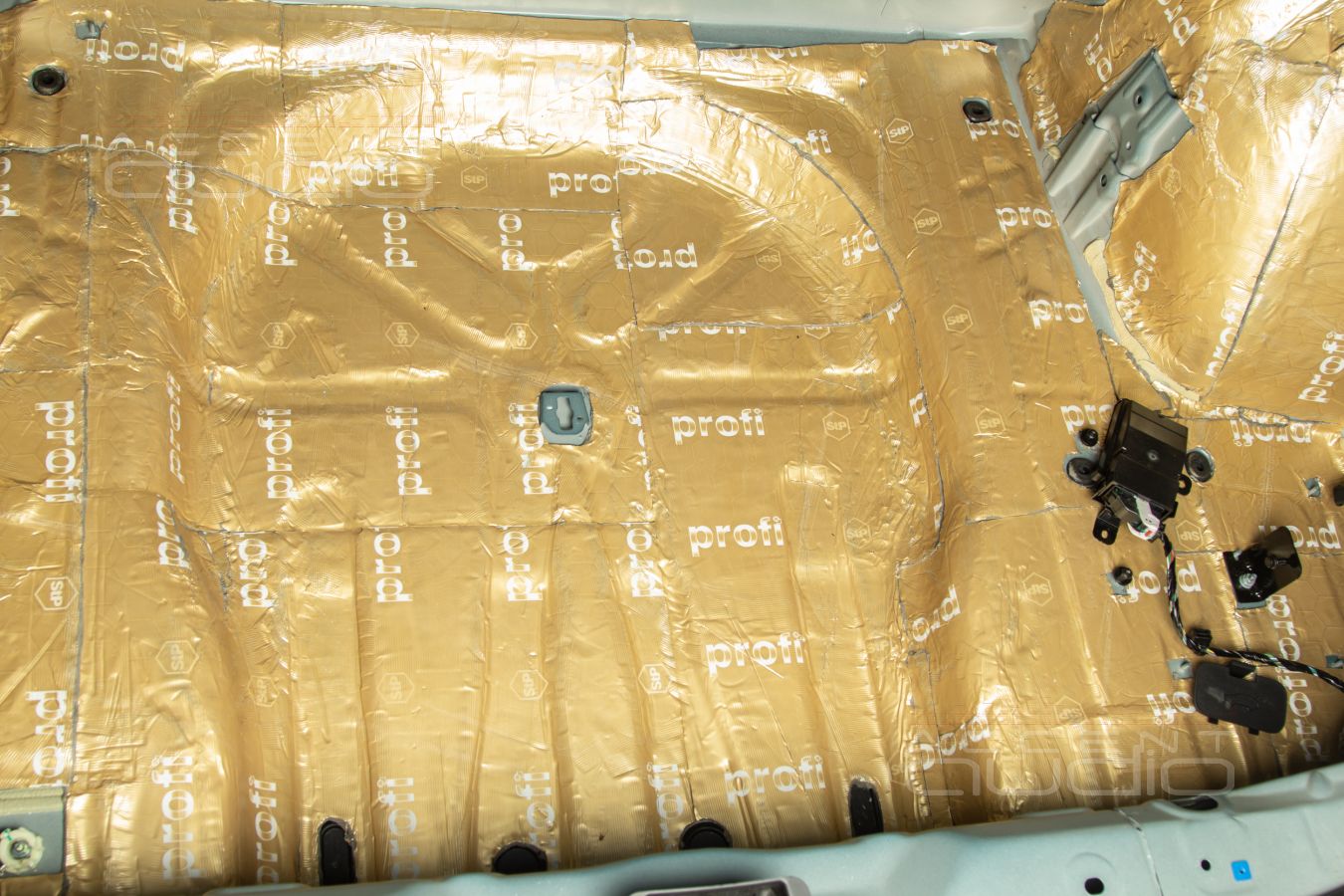 Шумоизоляция Geely Monjaro: первый слой - самый важный !