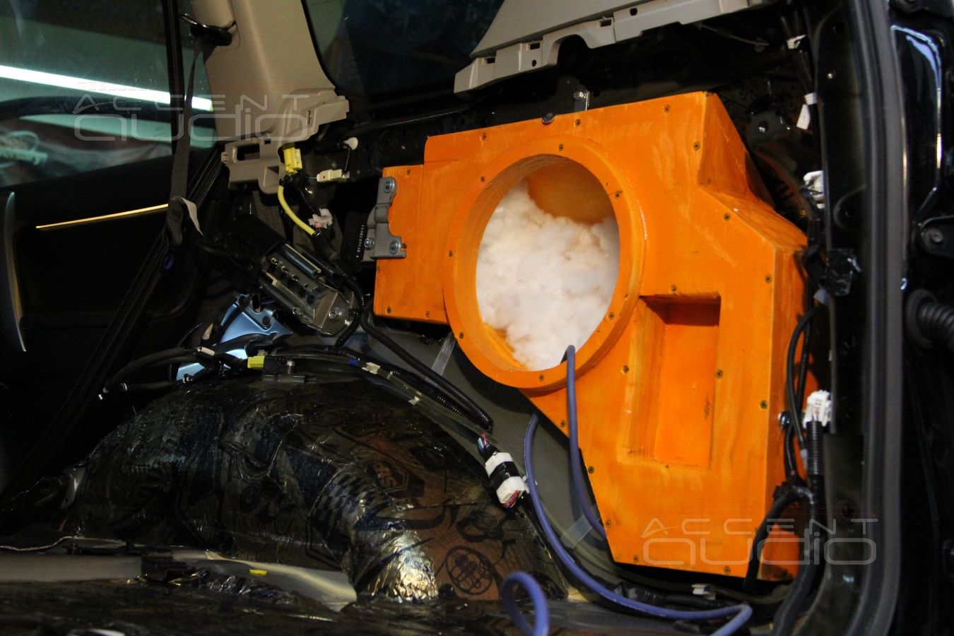 Сабвуфер, встроенный в крыло Toyota Land Cruiser Prado