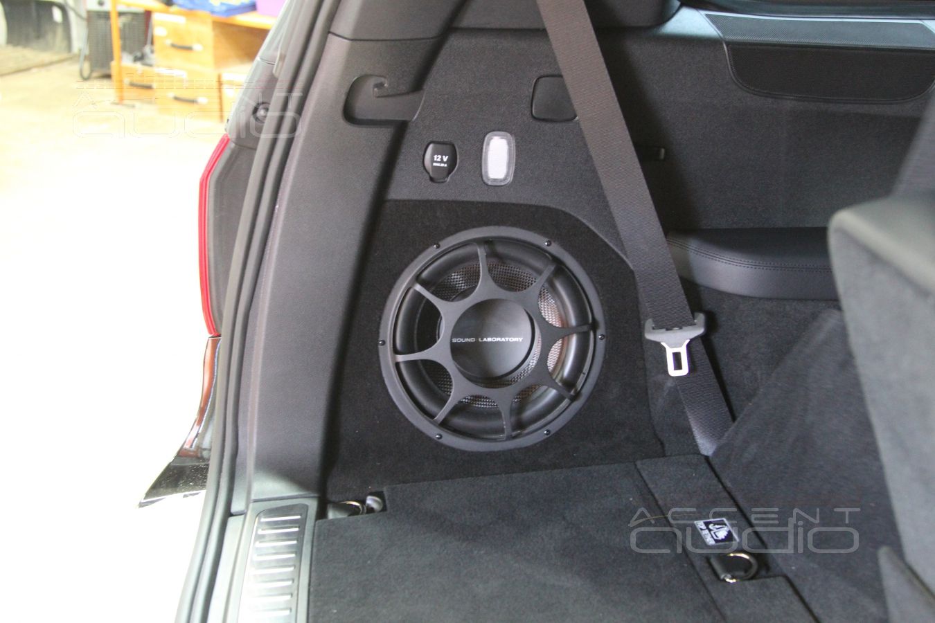 Встроенный сабвуфер в Mercedes GL 63 AMG