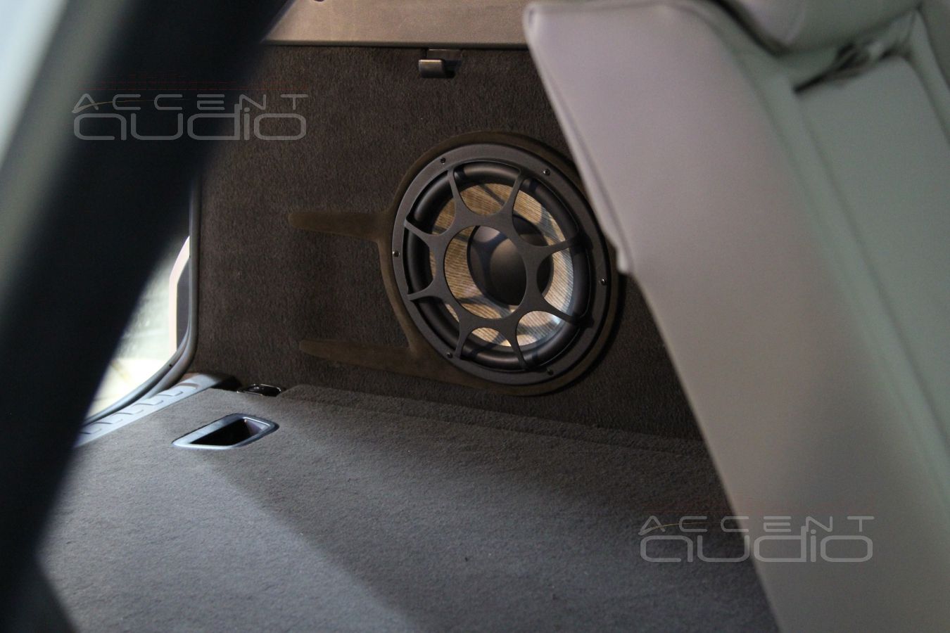 Сабвуфер Focal, встроенный в крыло Range Rover Sport