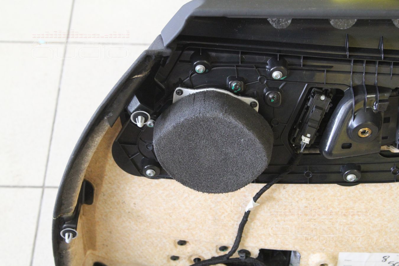 Установка новых среднечастотных динамиков Brax в штатные места Mercedes-Benz GT