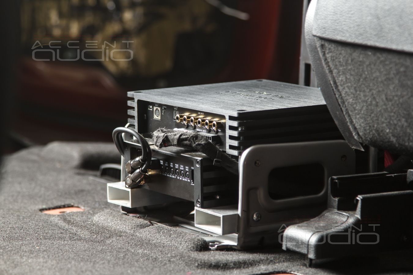 Скрытый, штатный монтаж двух усилителей в Kia Carnival