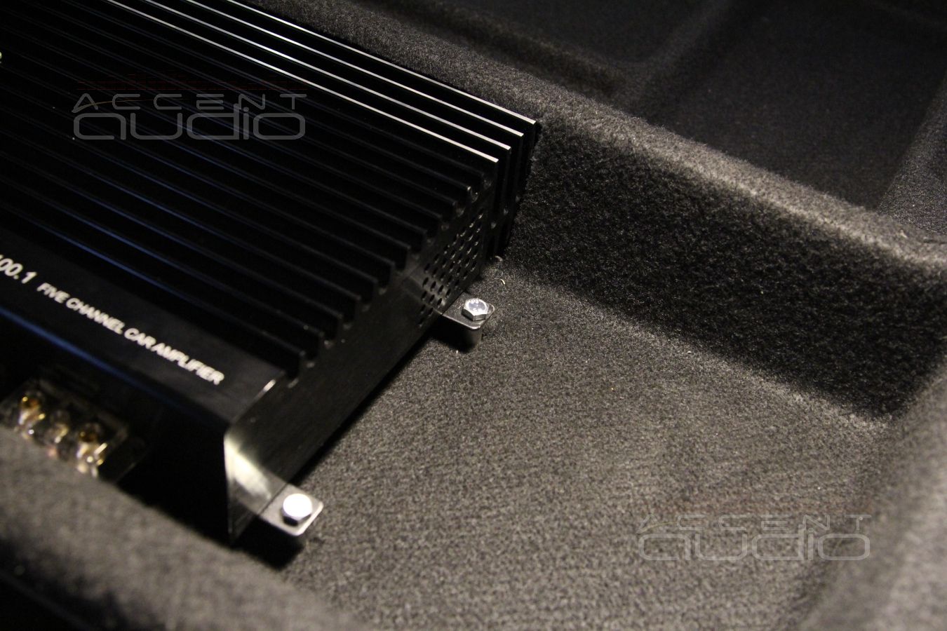 Установка усилителя и аудиопроцессора в Volvo XC70