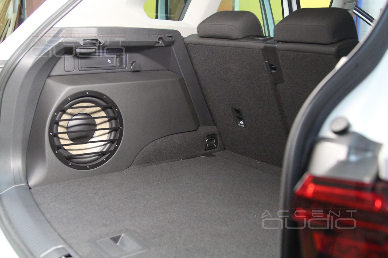 Сабвуфер стелс в новый Volkswagen Tiguan 2017