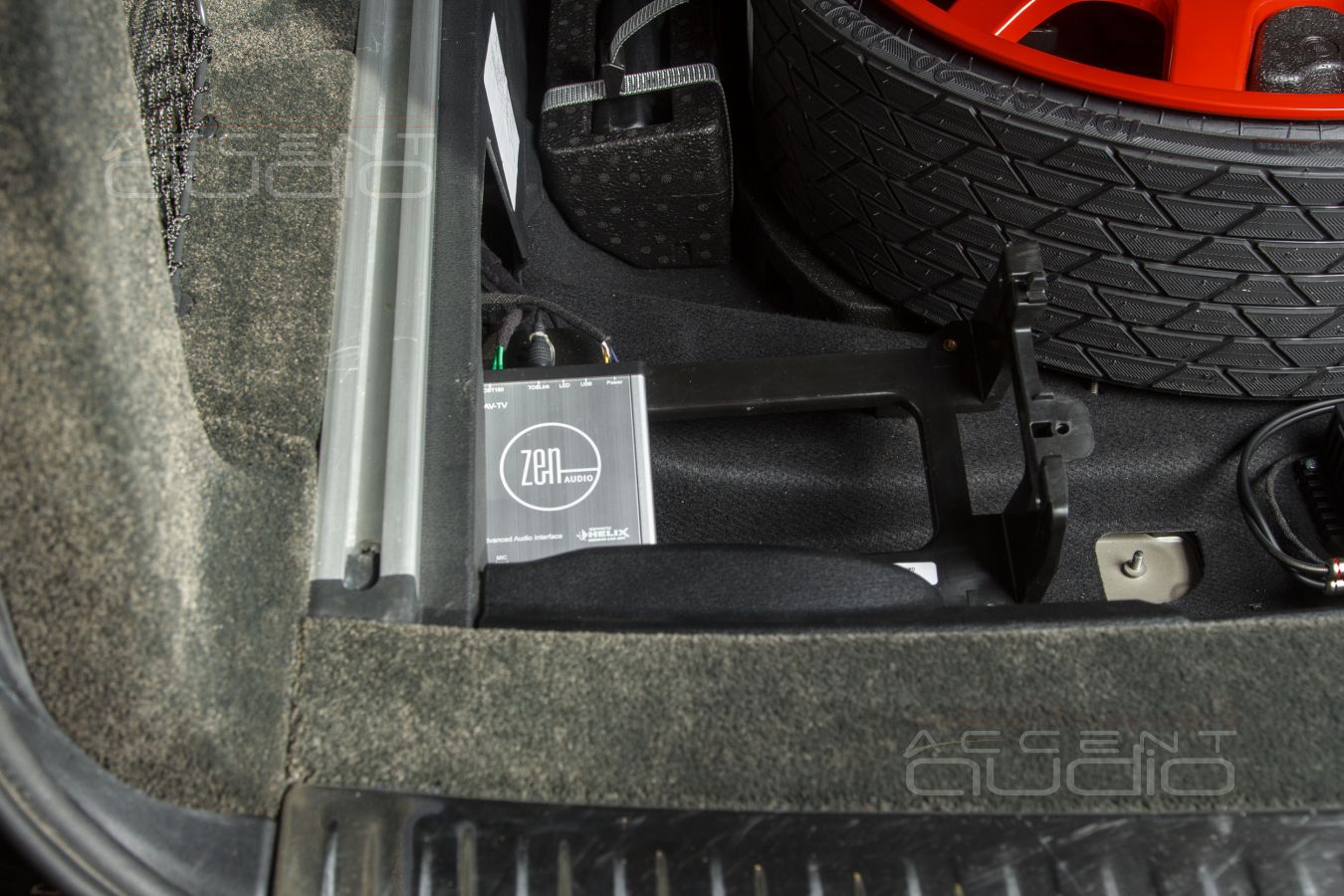 Скрытая интеграция усилителей Helix и Mosconi в Bentley Bentayga