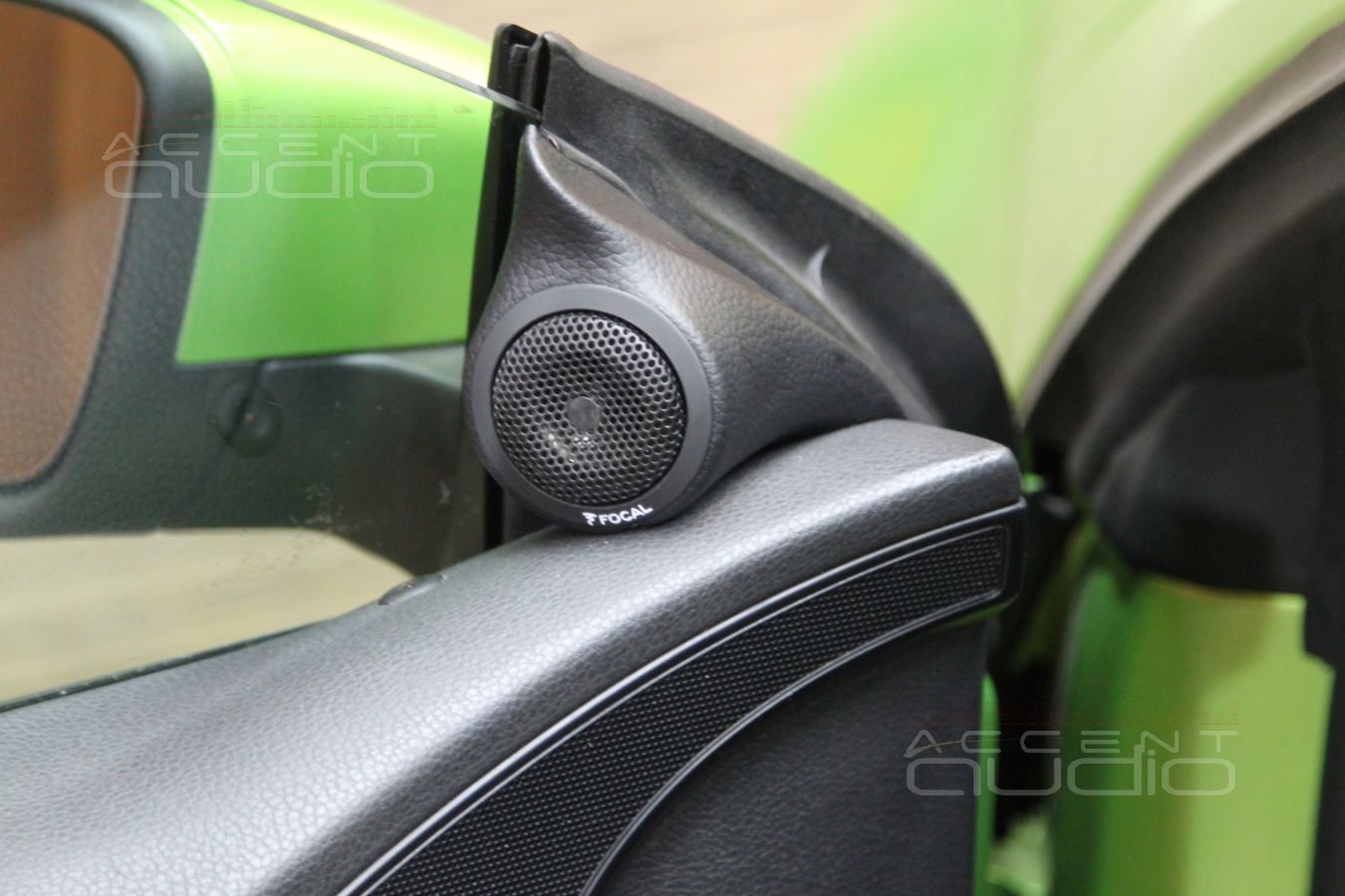 Подиумы под твитеры в Volkswagen Scirocco