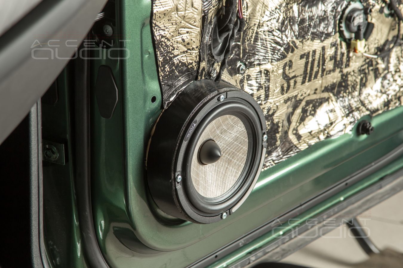 Обычная установка новых динамиков в двери Skoda Kodiaq – аудиоподготовка