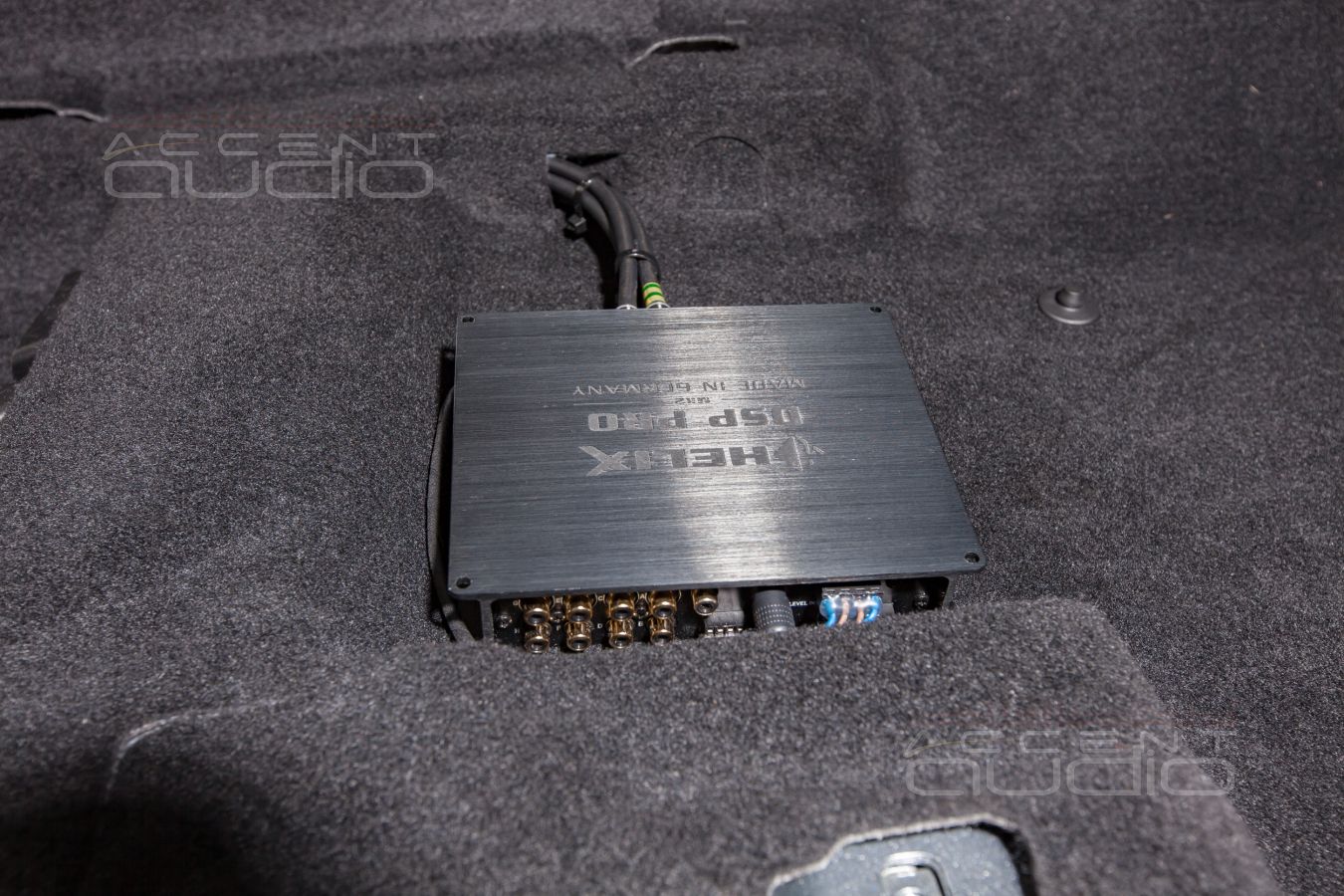 Установка усилителя и аудиопроцессора в Skoda Octavia – почти штатно.