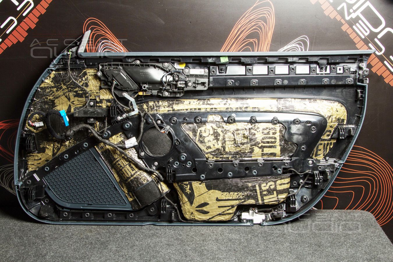 Аудиофильские миды Focal 8WM Woofer Utopia Be M в дверях Porsche Carrera 911 S