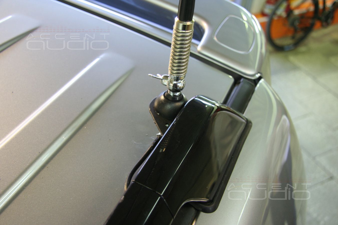 Бережно устанавливаем радиостанцию MegaJet MJ-555 в новый Toyota Highlander