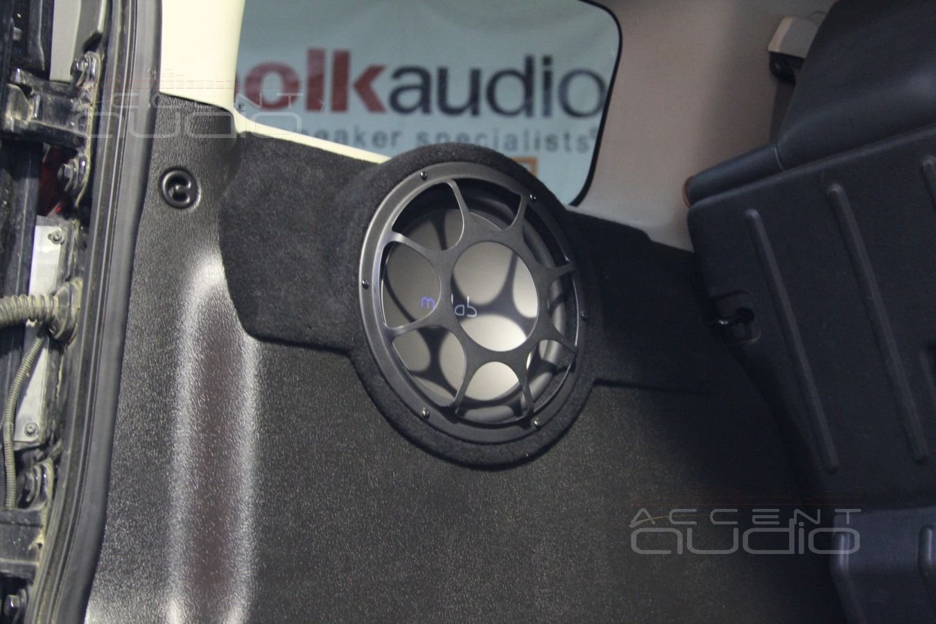 Сабвуфер стелс в левом крыле Hummer H3