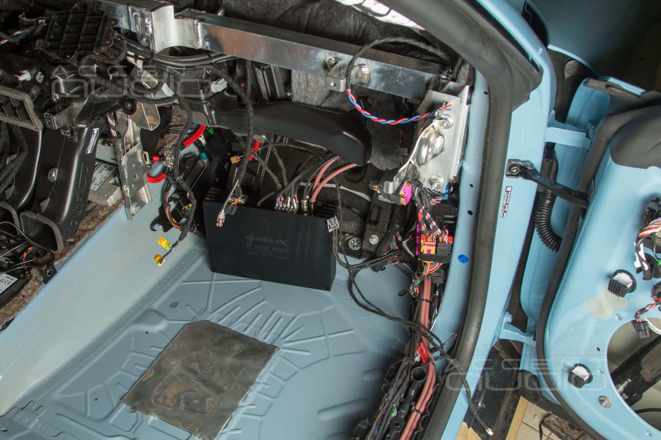 Заводской монтаж процессорного усилителя Helix в Porsche Taycan Turbo S