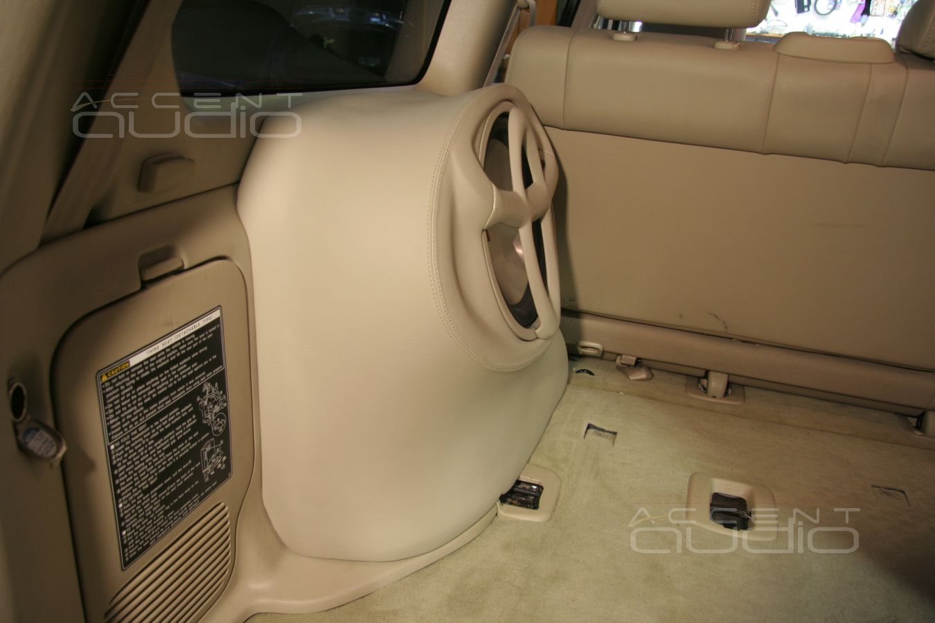 Съемный сабвуфер СТЕЛС в Toyota Land Cruiser 100