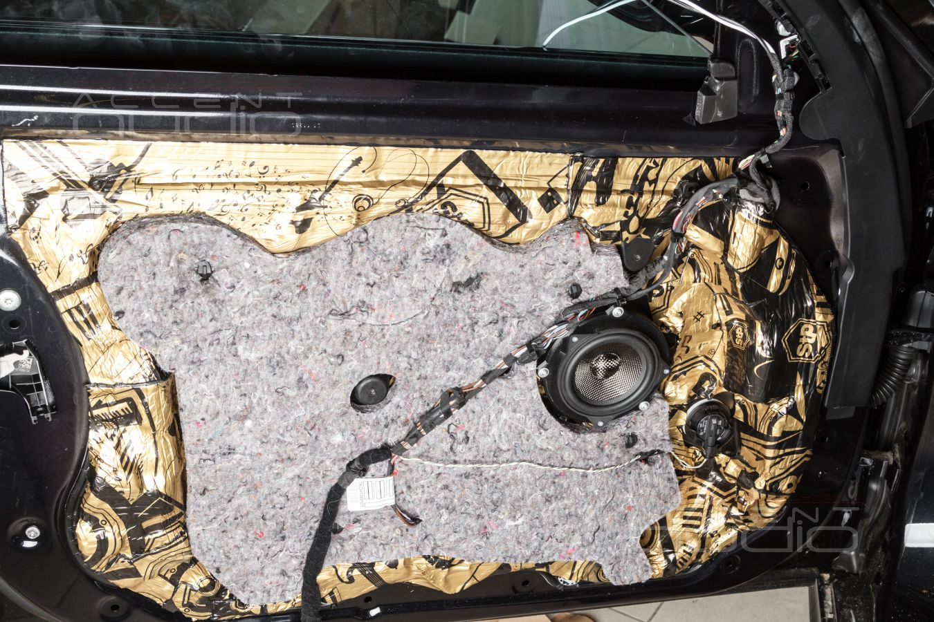 Штатная установка новых среднечастотных динамиков Blam Signature в BMW