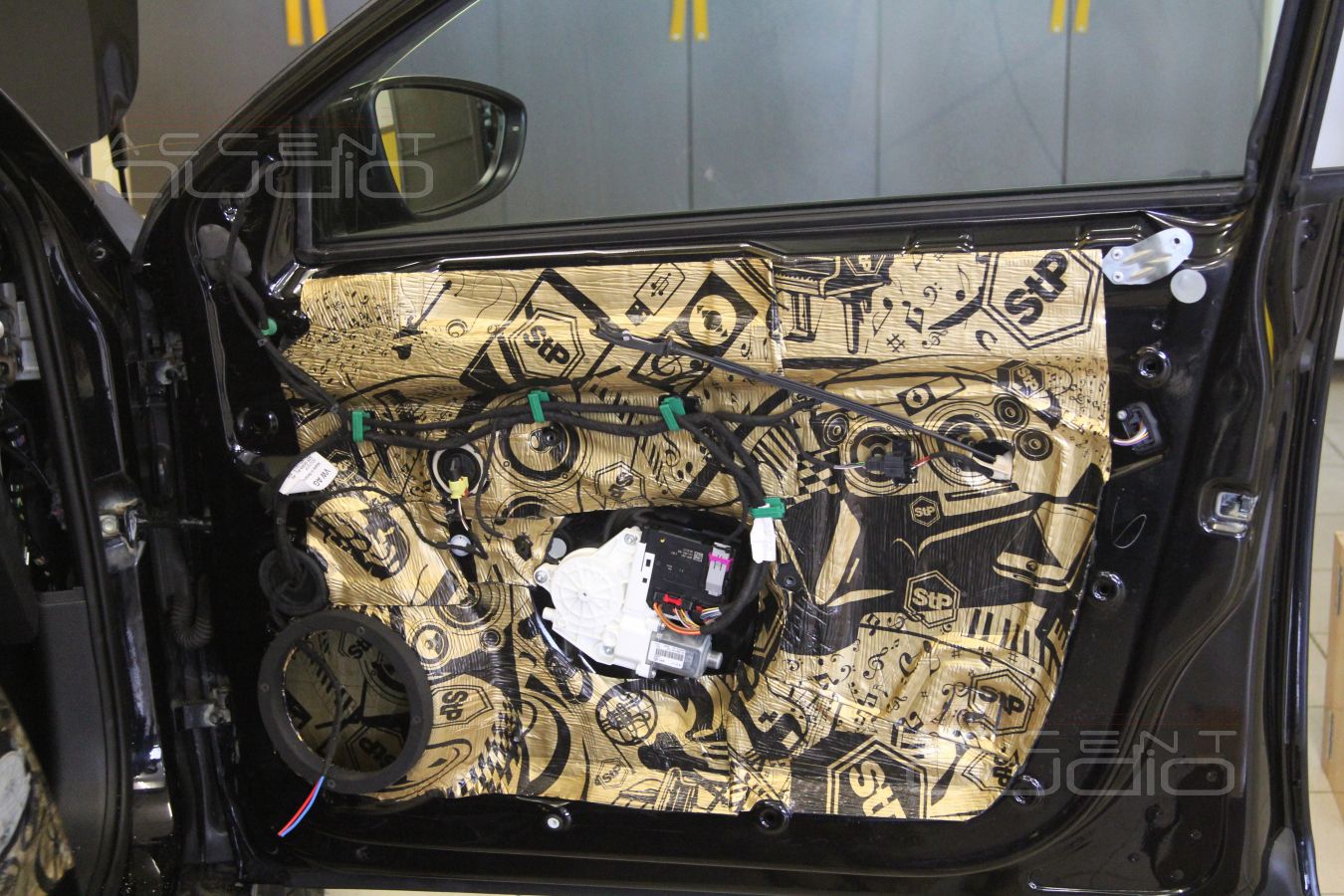 Установка акустики: мидбасы Focal Flax и аудиоподготовка дверей